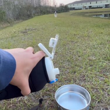 GiNT Ізольована пляшка для води з нержавіючої сталі для собак та людей, багатофункціональний дорожній диспенсер з знімними мисками та сумкою, водонепроникна годівниця для тварин для прогулянок, походів, кемпінгу, авто, білий/розкішний сад