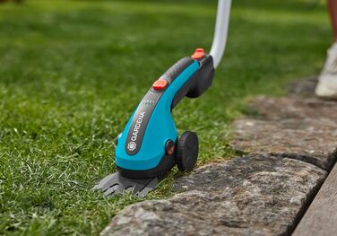 Акумуляторні ножиці для трави Gardena ClassicCut Li, 8 см, з телескопічною ручкою та колесами, LED-індикатором заряду, швидка заміна лез без інструментів