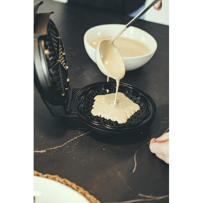 Severin Black Line Heart Waffle Maker - PFAS-Free Coating, Indicator Light, Cord Storage, 1000W