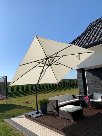 Парасолька садова з бічним стійкою GardenLine, бежева, 250 x 250 см