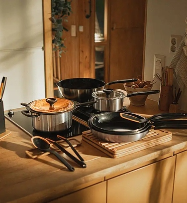 Набір посуду Fiskars: каструлі (8 предметів), сковороди (20, 24, 28 см), кришки та ніж шеф-кухаря