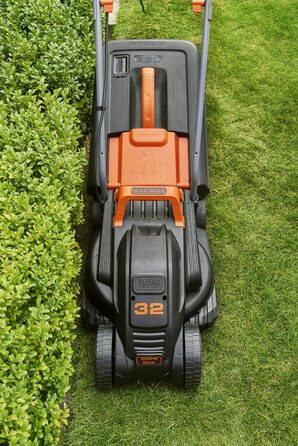 Електрична газонокосарка Black+Decker BEMW351, 1000 Вт, 32 см, 3-рівневе регулювання висоти, 35 л травозбірник, для малих садів, мультиколор