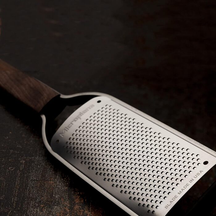 Терка кухонна Microplane Master Series з нержавіючої сталі та дерев'яним ручками з горіхового дерева, для овочів, фруктів та сиру, Made in USA (дрібна)